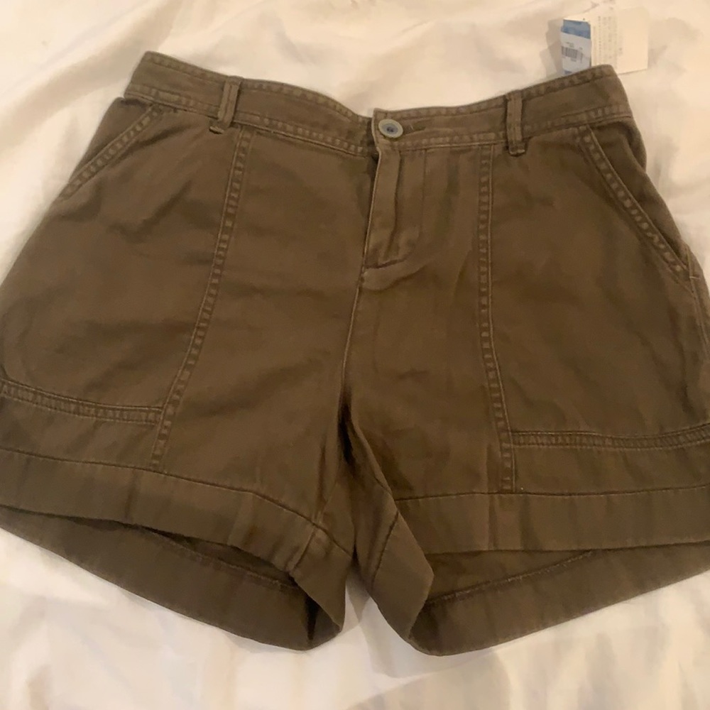 Army green mid-rise shorts